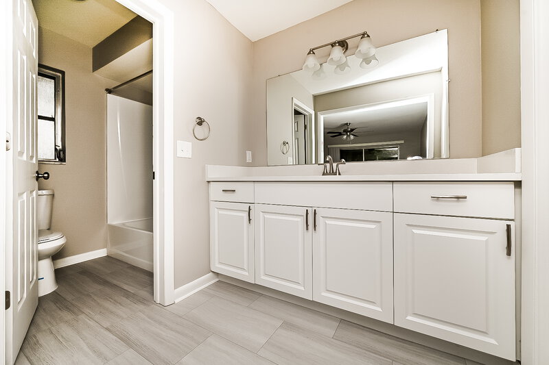 0/Mo, 6980 Dr Martin Luther King Jr St S St. Petersburg, FL 33705 Main Bathroom View