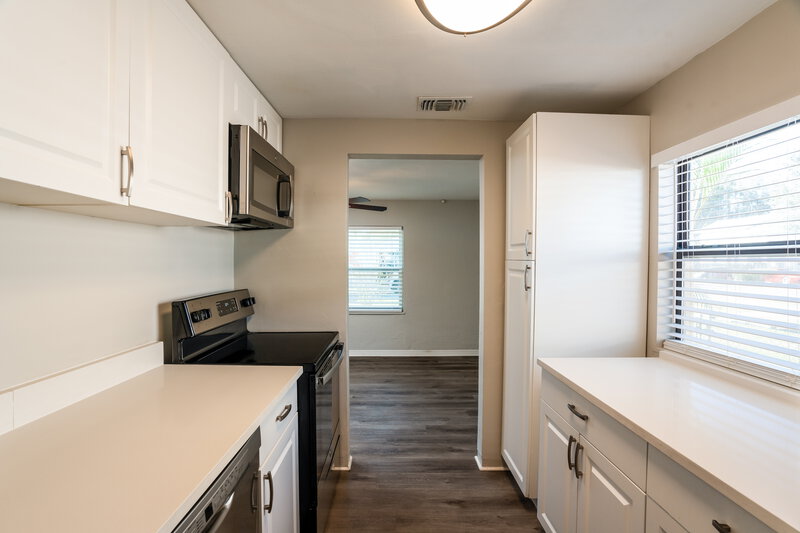 0/Mo, 4139 26Th St N Saint Petersburg, FL 33714 Kitchen View