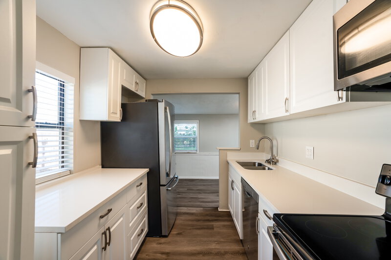 0/Mo, 4139 26Th St N Saint Petersburg, FL 33714 Kitchen View 2