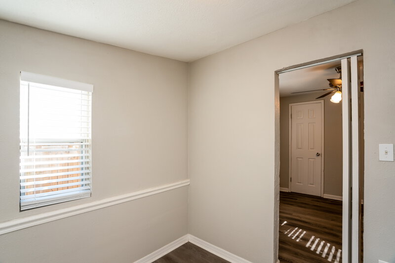 0/Mo, 4139 26Th St N Saint Petersburg, FL 33714 Walk In Closet View