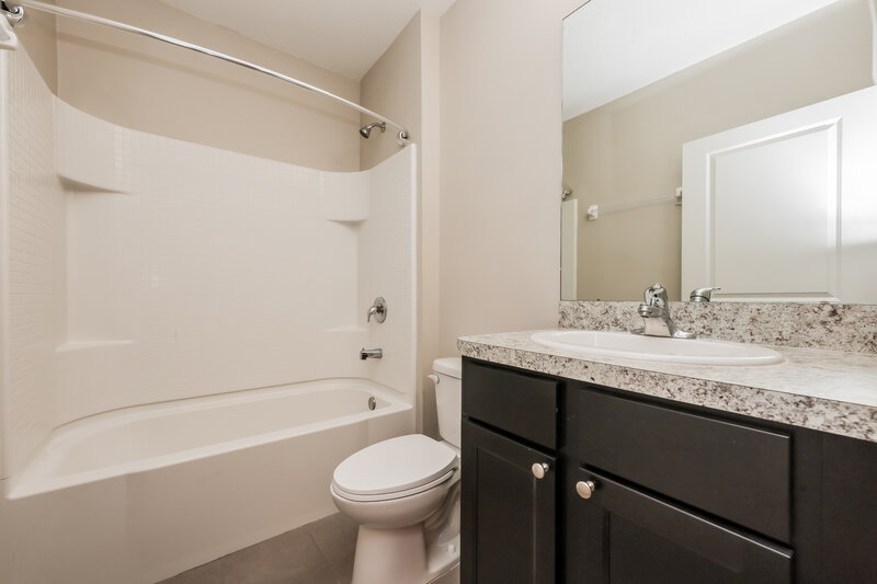 1,860/Mo, 10125 Geese Trail Circle Sun City Center, FL 33573 Bathroom View