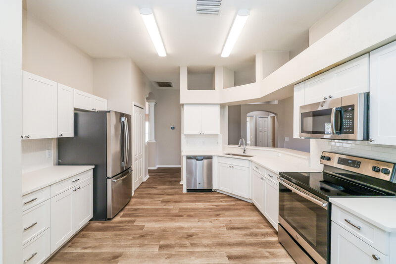 2,495/Mo, 8217 Water Tower Dr Tampa, FL 33619 Kitchen View