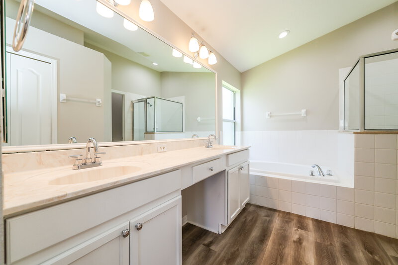 2,495/Mo, 8217 Water Tower Dr Tampa, FL 33619 Main Bathroom View