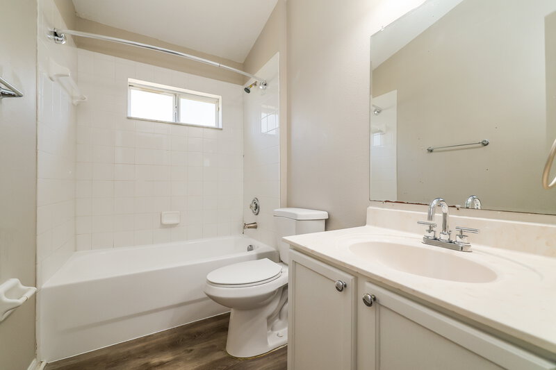 2,495/Mo, 8217 Water Tower Dr Tampa, FL 33619 Bathroom View