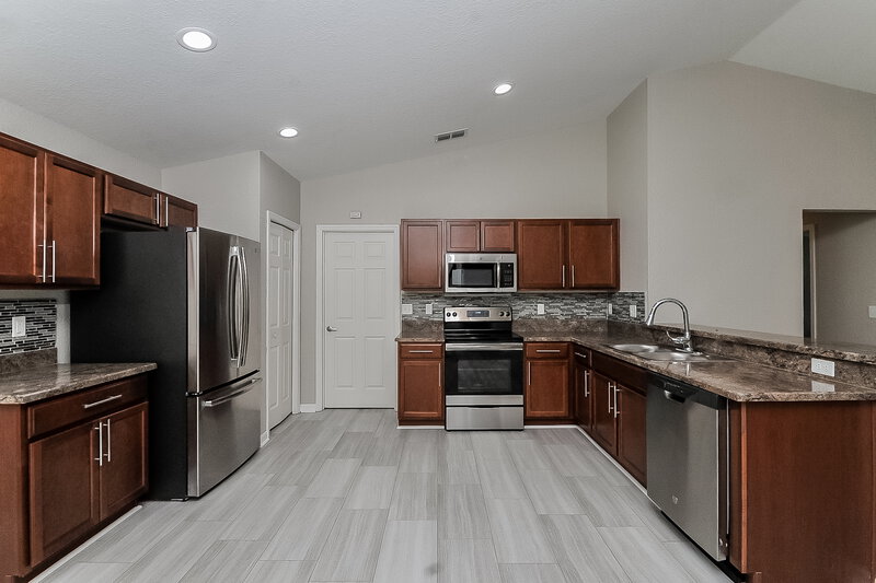 2,130/Mo, 6111 Evansbrook Dr Zephyrhills, FL 33541 Kitchen View