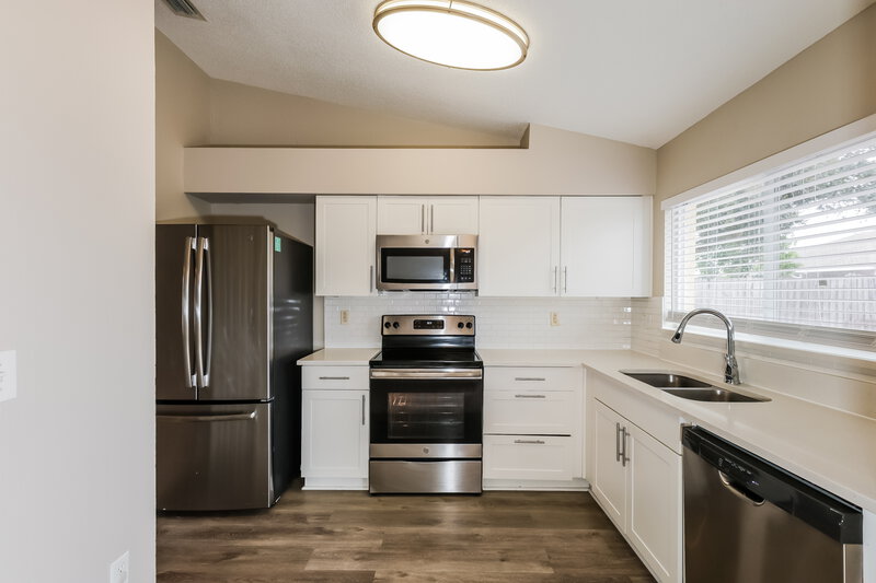 1,975/Mo, 1515 Birchstone Ave Brandon, FL 33511 Kitchen View 2