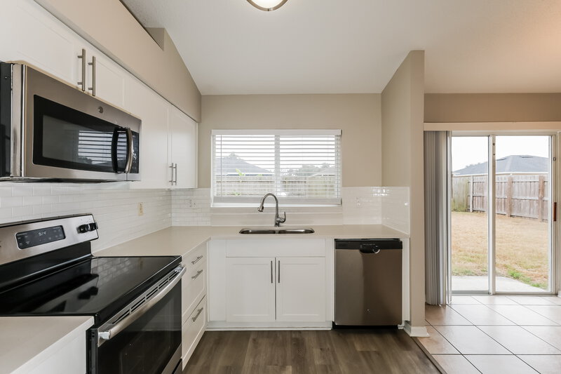 1,975/Mo, 1515 Birchstone Ave Brandon, FL 33511 Kitchen View 3