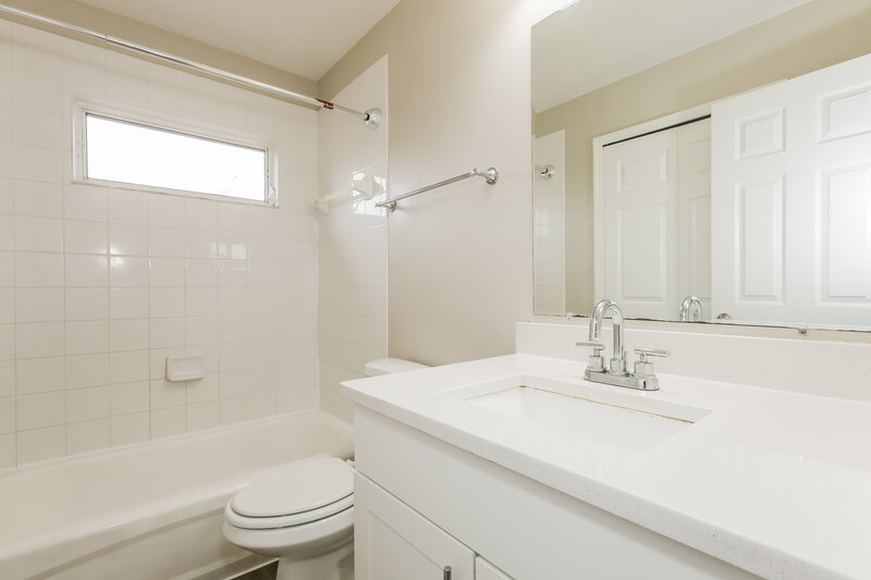1,975/Mo, 1515 Birchstone Ave Brandon, FL 33511 Main Bathroom View