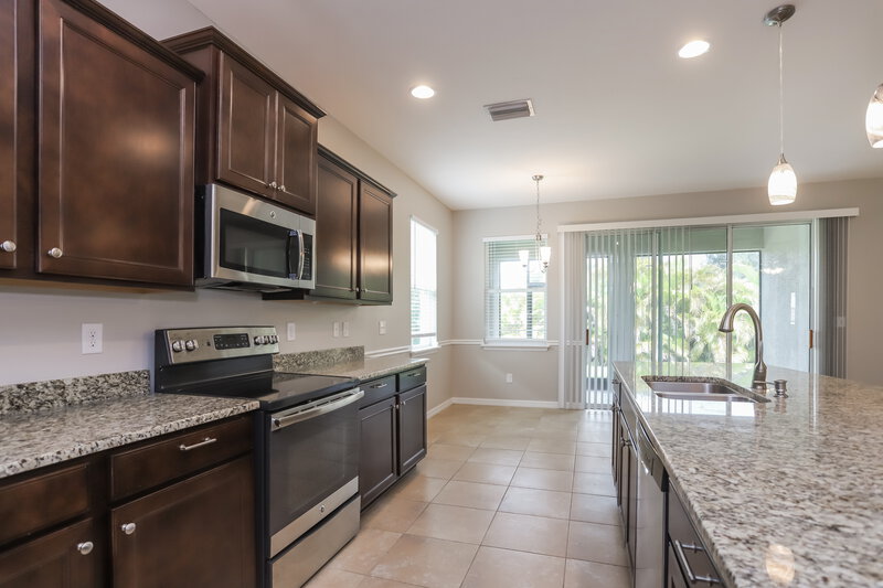 2,110/Mo, 11421 Warren Oaks Pl Riverview, FL 33578 Kitchen View