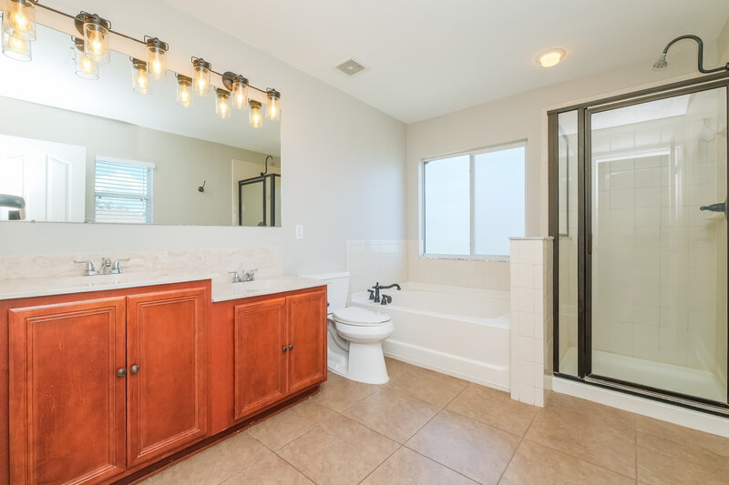 2,210/Mo, 9548 Simeon Dr Land O Lakes, FL 34638 Main Bathroom View