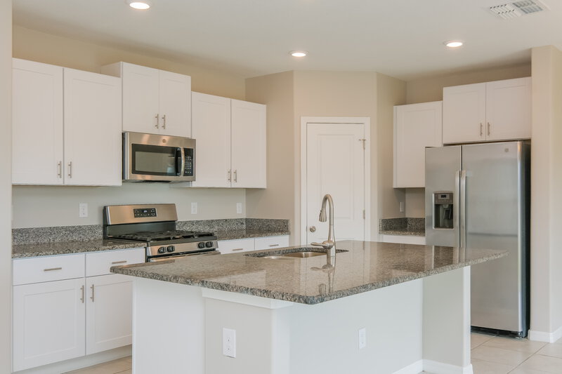 2,180/Mo, 5117 White Chicory Dr Apollo Beach, FL 33572 Kitchen View 2