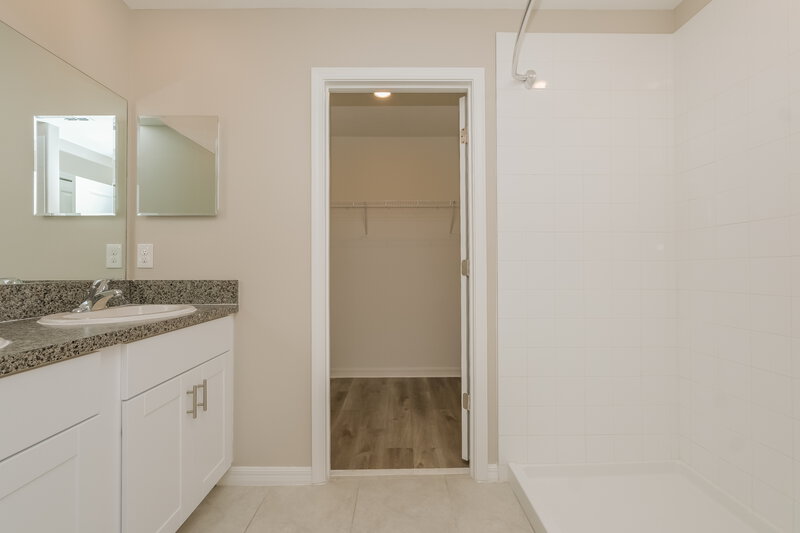 2,180/Mo, 5117 White Chicory Dr Apollo Beach, FL 33572 Main Bathroom View