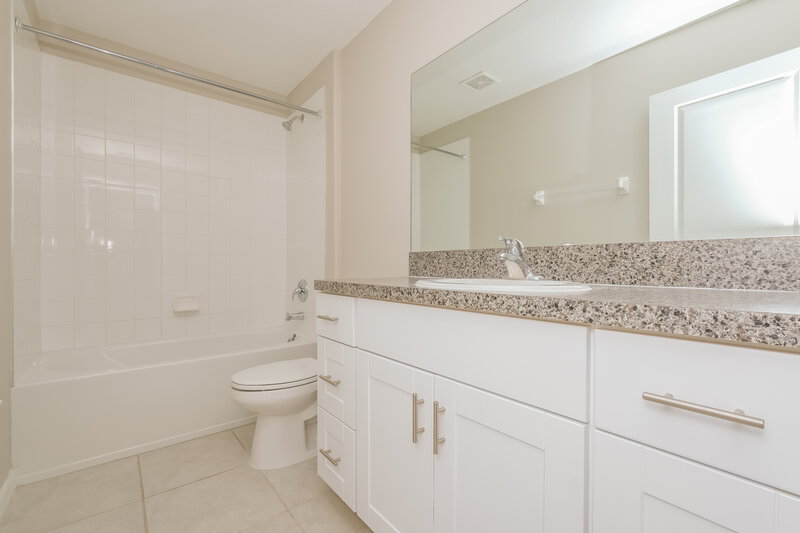 2,180/Mo, 5117 White Chicory Dr Apollo Beach, FL 33572 Bathroom View