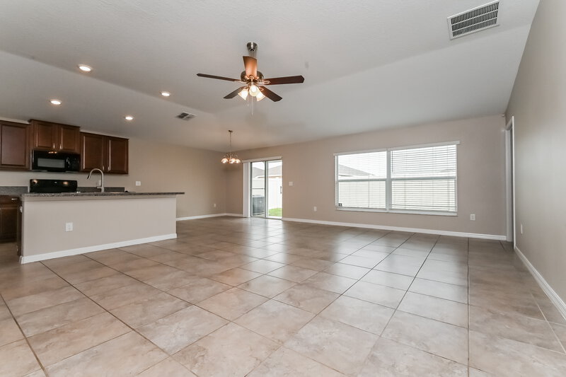 2,080/Mo, 7011 Wiseman Run Dr Ruskin, FL 33573 Living Room View 2