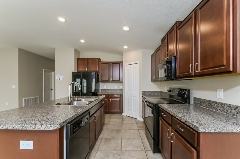 2,080/Mo, 7011 Wiseman Run Dr Ruskin, FL 33573 Kitchen View