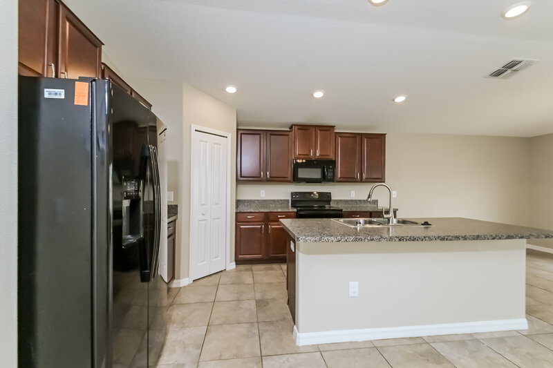 2,080/Mo, 7011 Wiseman Run Dr Ruskin, FL 33573 Kitchen View 2