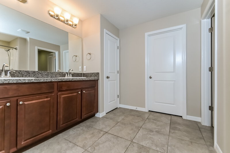 2,080/Mo, 7011 Wiseman Run Dr Ruskin, FL 33573 Main Bathroom View