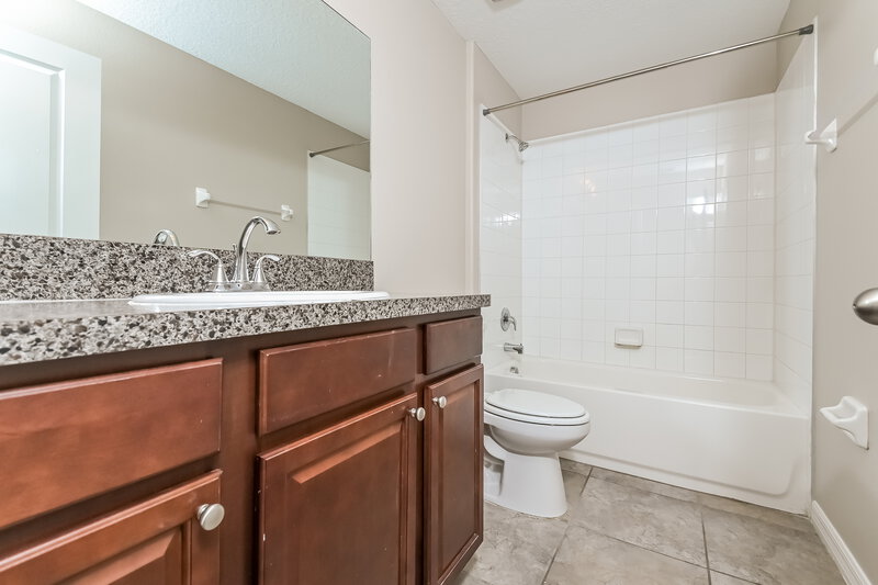 2,080/Mo, 7011 Wiseman Run Dr Ruskin, FL 33573 Bathroom View