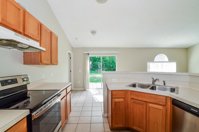 2,145/Mo, 3830 Sleepy Hill Oaks Loop Lakeland, FL 33810 Kitchen View 2