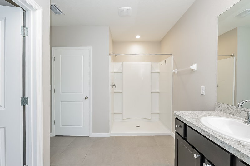 2,320/Mo, 10135 Mangrove Well Rd Sun City Center, FL 33573 Main Bathroom View