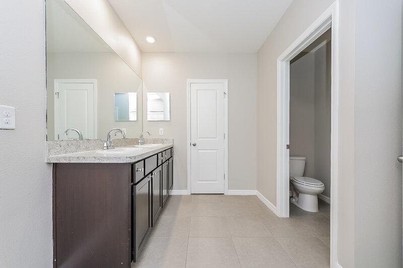 2,320/Mo, 10135 Mangrove Well Rd Sun City Center, FL 33573 Bathroom View