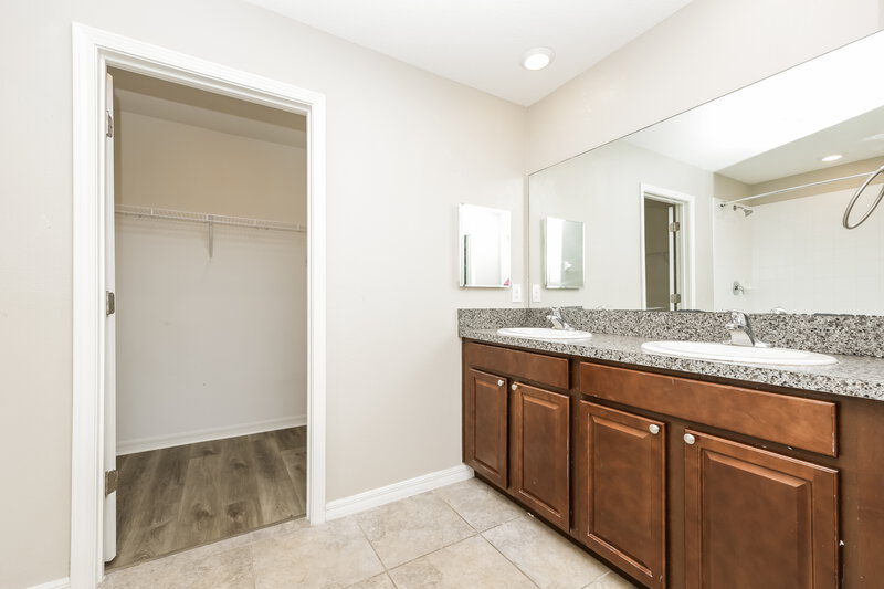 2,280/Mo, 7310 Tiger Trail Ct Sun City Center, FL 33573 Main Bathroom View