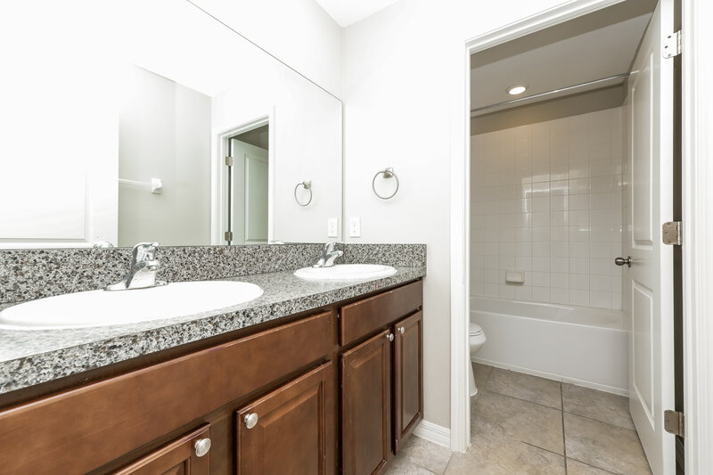 2,280/Mo, 7310 Tiger Trail Ct Sun City Center, FL 33573 Bathroom View