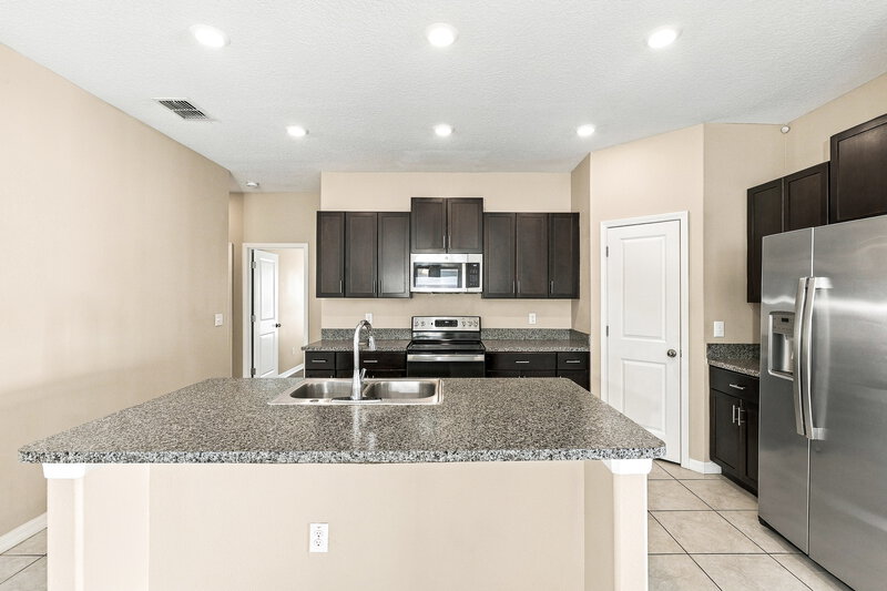 2,255/Mo, 3189 Lytton Hall Dr Zephyrhills, FL 33540 Kitchen View