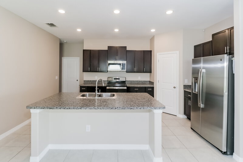 2,285/Mo, 3189 Lytton Hall Dr Zephyrhills, FL 33540 Kitchen View 2