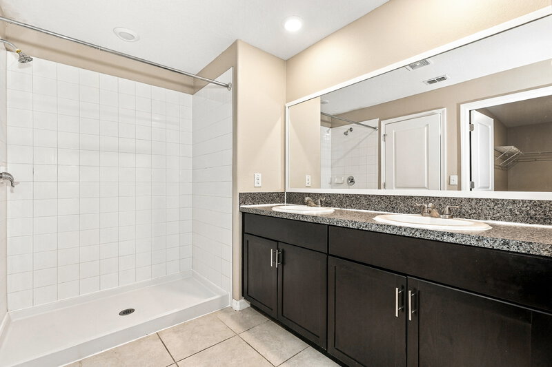 2,255/Mo, 3189 Lytton Hall Dr Zephyrhills, FL 33540 Primary Bathroom View