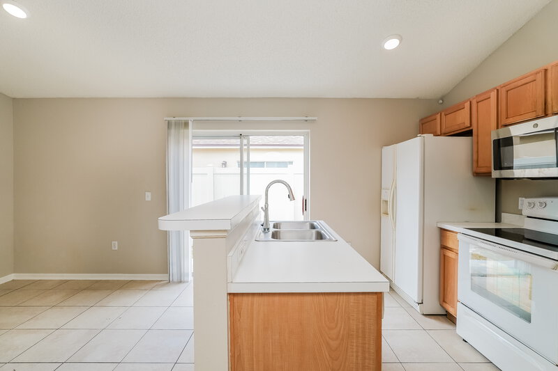 1,940/Mo, 30251 Double Dr Zephyrhills, FL 33545 Kitchen View