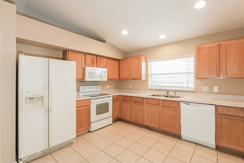 1,955/Mo, 13223 Evening Sunset Ln Riverview, FL 33579 Kitchen View