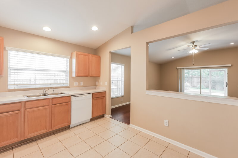 1,955/Mo, 13223 Evening Sunset Ln Riverview, FL 33579 Kitchen View 2