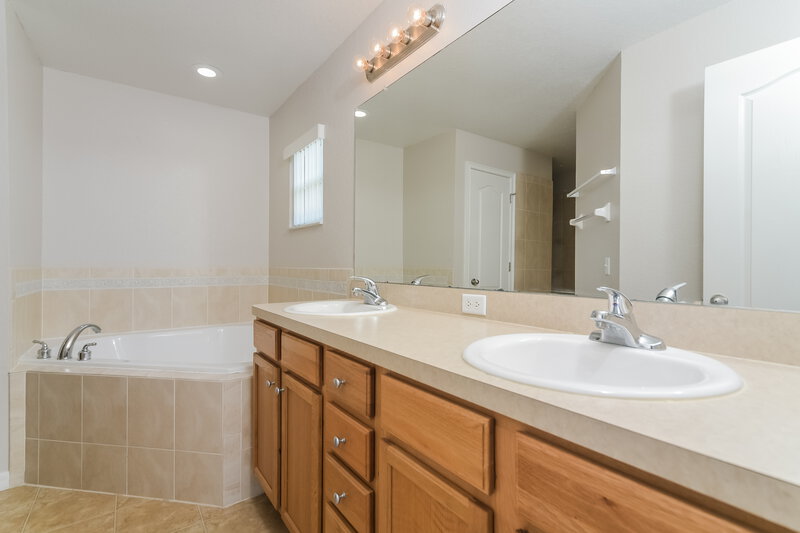 3,080/Mo, 8364 Greystone Dr Lakeland, FL 33810 Main Bathroom View
