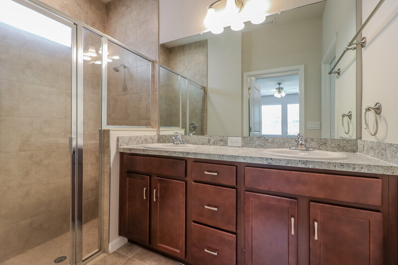 2,370/Mo, 18424 Hunters Meadow Walk Land O Lakes, FL 34638 Main Bathroom View