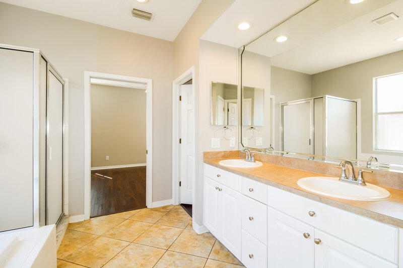 2,220/Mo, 4341 Larkenheath Dr Spring Hill, FL 34609 Main Bathroom View 2