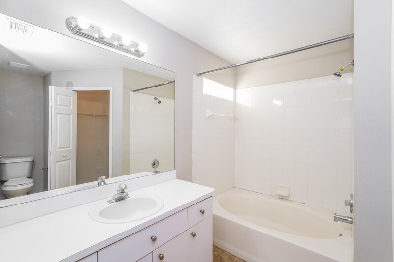 2,060/Mo, 3410 Palm Beach Dr Valrico, FL 33594 Main Bathroom View
