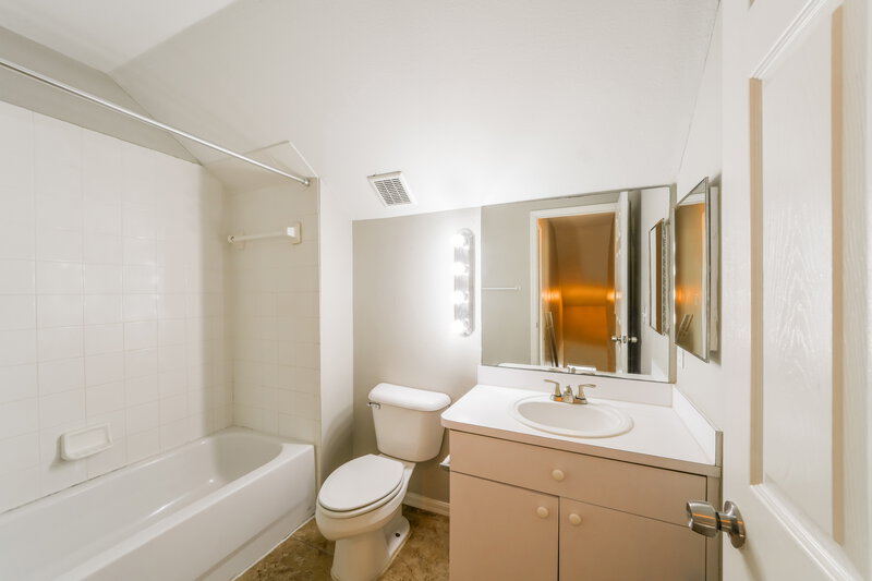 2,060/Mo, 3410 Palm Beach Dr Valrico, FL 33594 Bathroom View