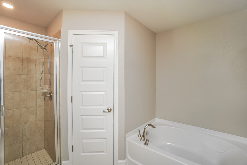 2,330/Mo, 2378 Dog Leg Ct Brooksville, FL 34604 Main Bathroom View 2