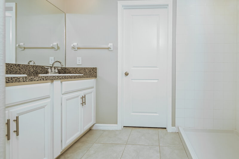 2,425/Mo, 9636 Lemon Drop Loop Ruskin, FL 33573 Main Bathroom View