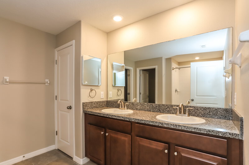 2,360/Mo, 15448 Wicked Strong St Ruskin, FL 33573 Main Bathroom View