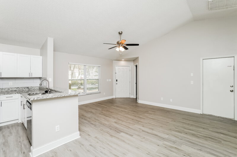 4,020/Mo, 602 Cape Cod Cir Valrico, FL 33594 Living Room View