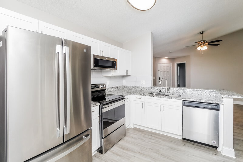 4,020/Mo, 602 Cape Cod Cir Valrico, FL 33594 Kitchen View