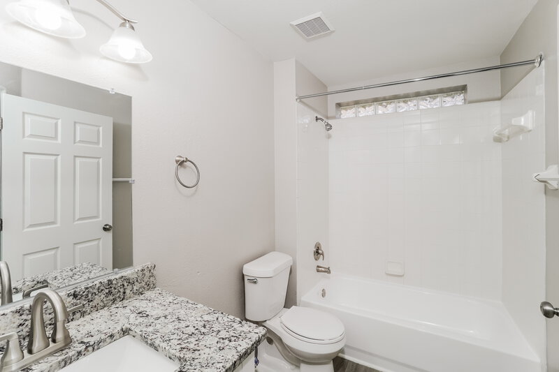4,020/Mo, 602 Cape Cod Cir Valrico, FL 33594 Main Bathroom View