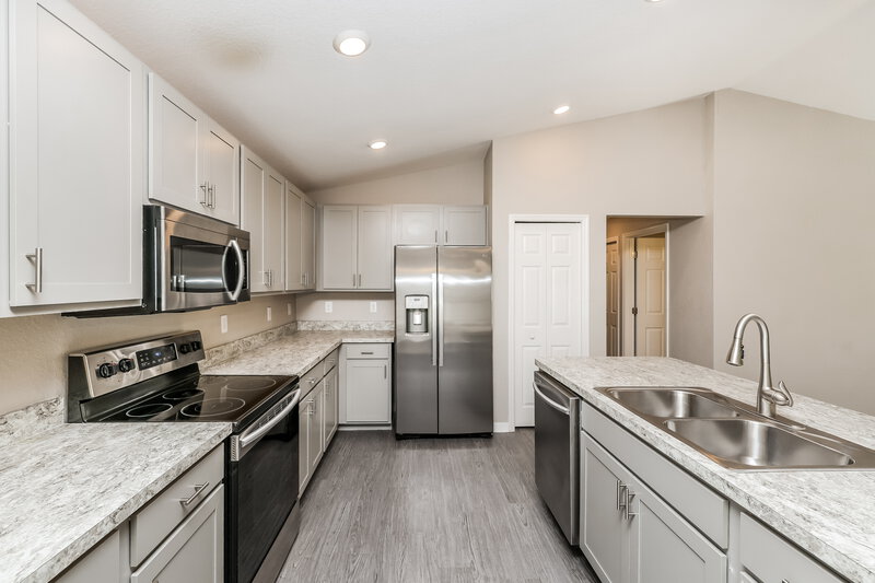 2,320/Mo, 11821 Stone Pine St Riverview, FL 33569 Kitchen View 2