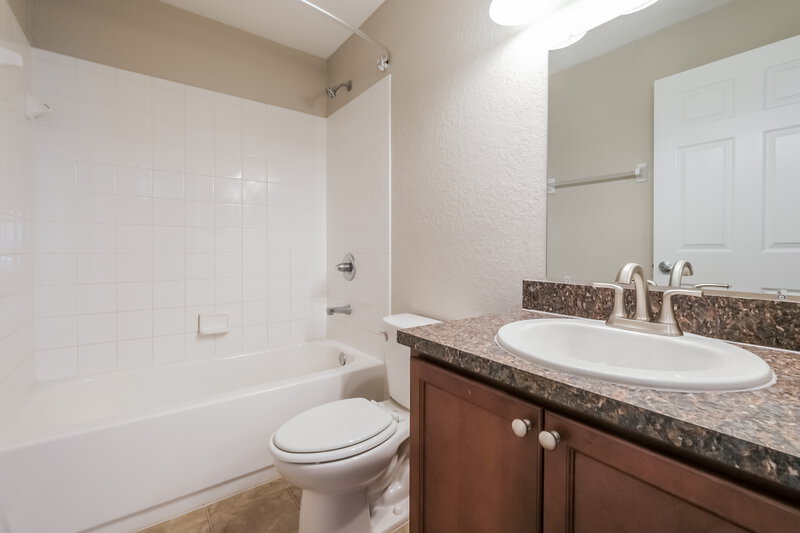 2,190/Mo, 11323 Southwind Lake Dr Gibsonton, FL 33534 Bathroom View
