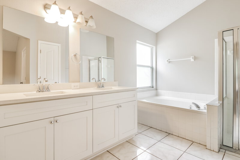 2,655/Mo, 10266 Oasis Palm Dr Tampa, FL 33615 Main Bathroom View