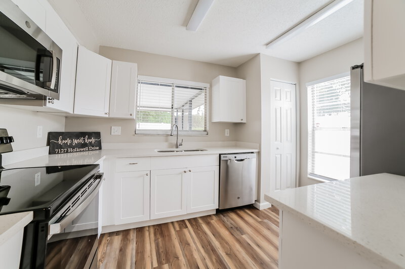 2,545/Mo, 7127 Hollowell Dr Tampa, FL 33634 Kitchen View