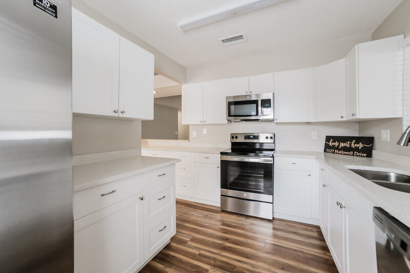 2,545/Mo, 7127 Hollowell Dr Tampa, FL 33634 Kitchen View 2