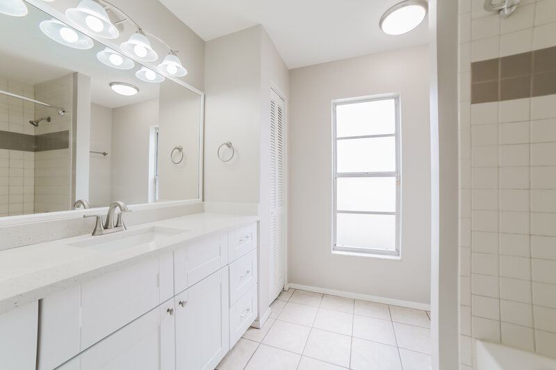 2,545/Mo, 7127 Hollowell Dr Tampa, FL 33634 Main Bathroom View